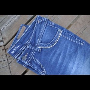 🌻gently used juniors’ Wallflower jeans🌻